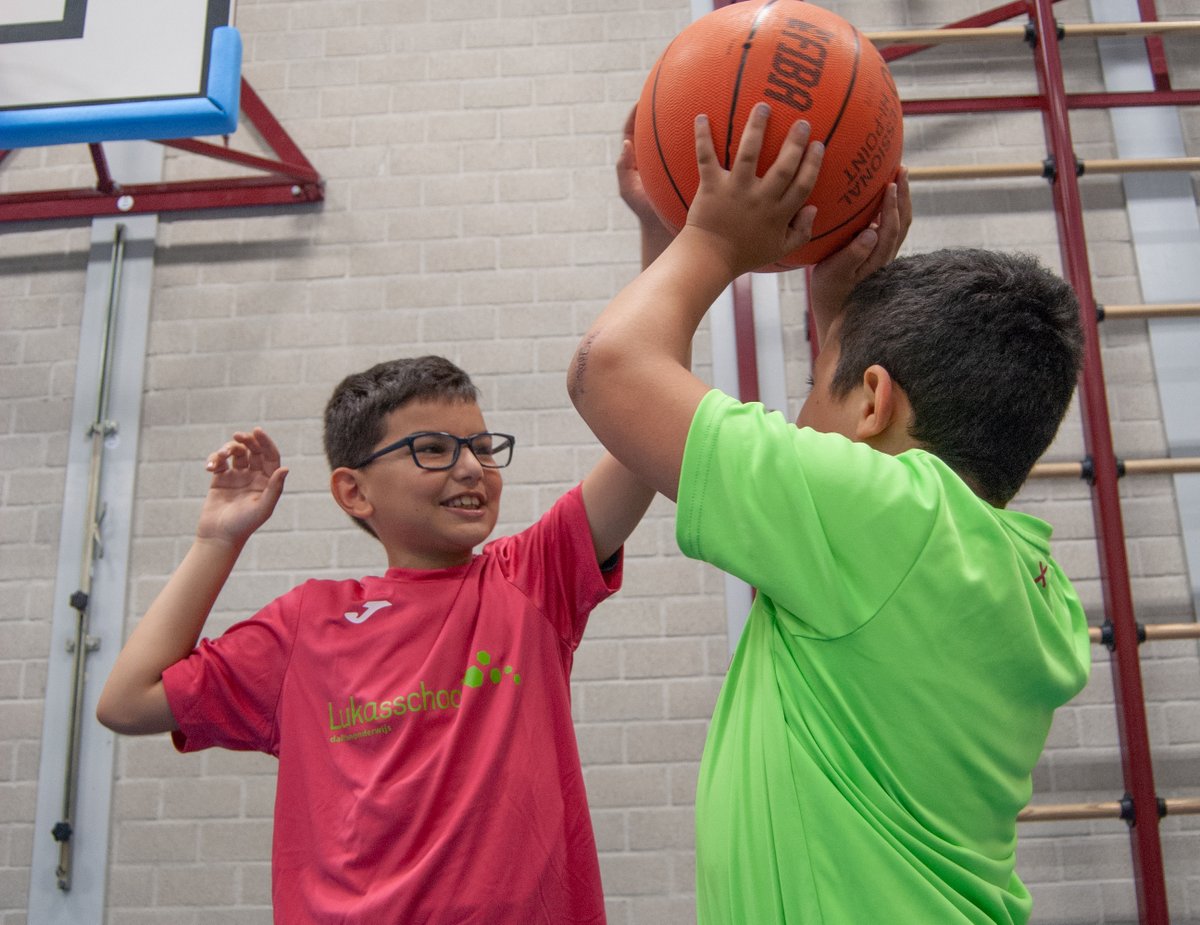 #Amsterdamsefamilieschool Onze leerlingen kunnen naast cultuuractiviteiten ook kiezen voor naschoolse sportactiviteiten, zoals basketbal. Enthousiastelingen die nóg meer willen sporten, worden door onze sportcoach geholpen een leuke club in de buurt te vinden.