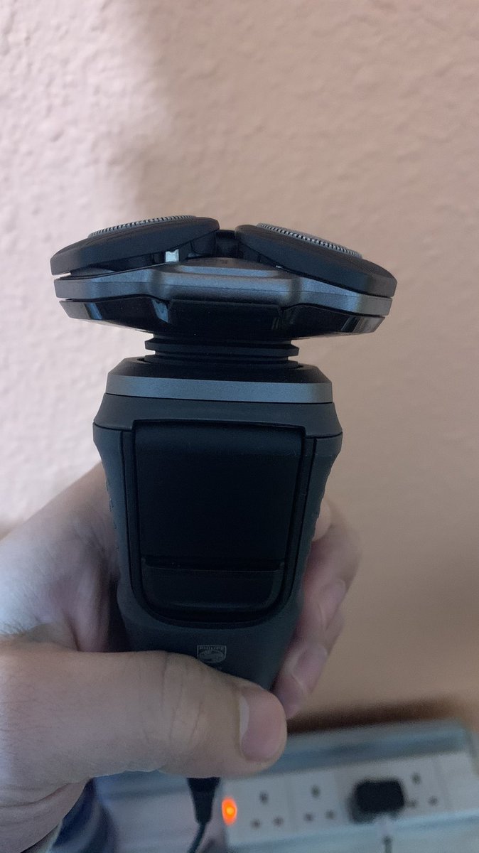 iamdeemi's tweet photo. What a great experience with @Philips_Belleza. After 5 to 6 times usage I've got here. Check it out. If someone can notice. Any one. @braun @panasonicESP https://t.co/4rqwIF7YIT