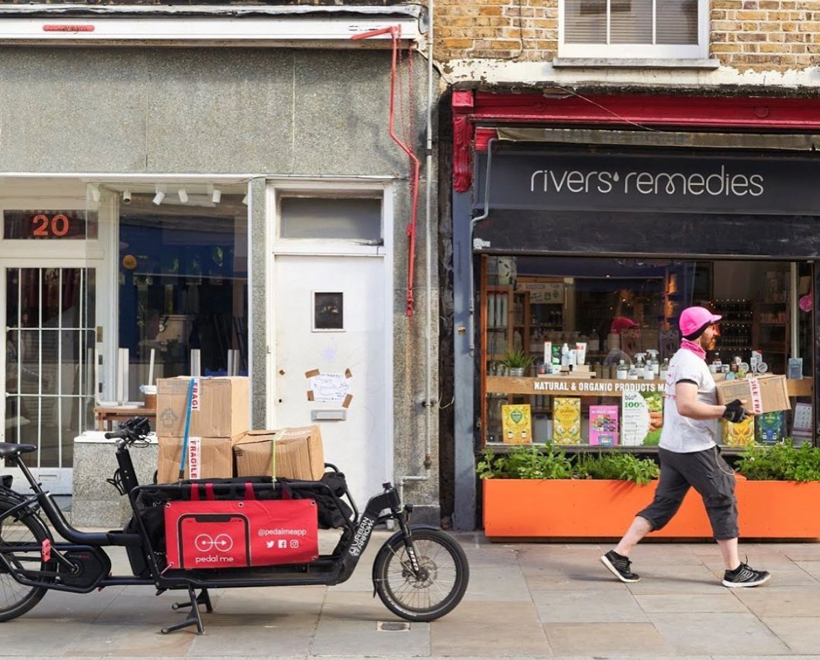 Beyond competitive moving speeds, e-cargo bikes don't have to waste time looking for parking space. Parking is a huge burden for delivery vans (studies say between 9-15 minutes), usually with additional walking to the final delivery, frequent fines and regular traffic blocks.