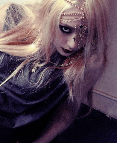 krystclass's tweet photo. red light krystal // goth toil https://t.co/IcdAN4tSj4