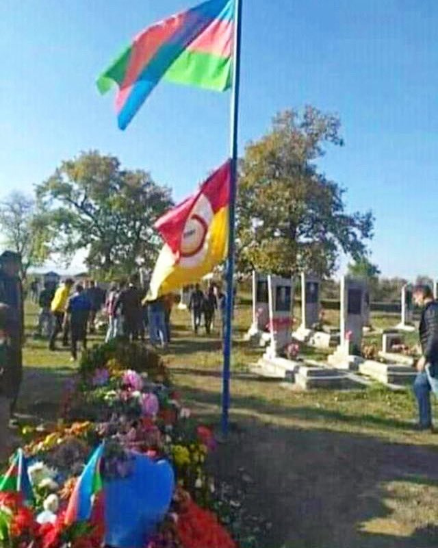 🇹🇷🇦🇿 Şehit olursam Azerbaycan bayrağının yanında Galatasaray bayrağını da mezarımın başına asın diyen Azerbaycan şehidi Dursunov Fərid’in vasiyeti yerine getirilmiştir. 

Mekanı cennet olsun!

#ultrAslanLISE