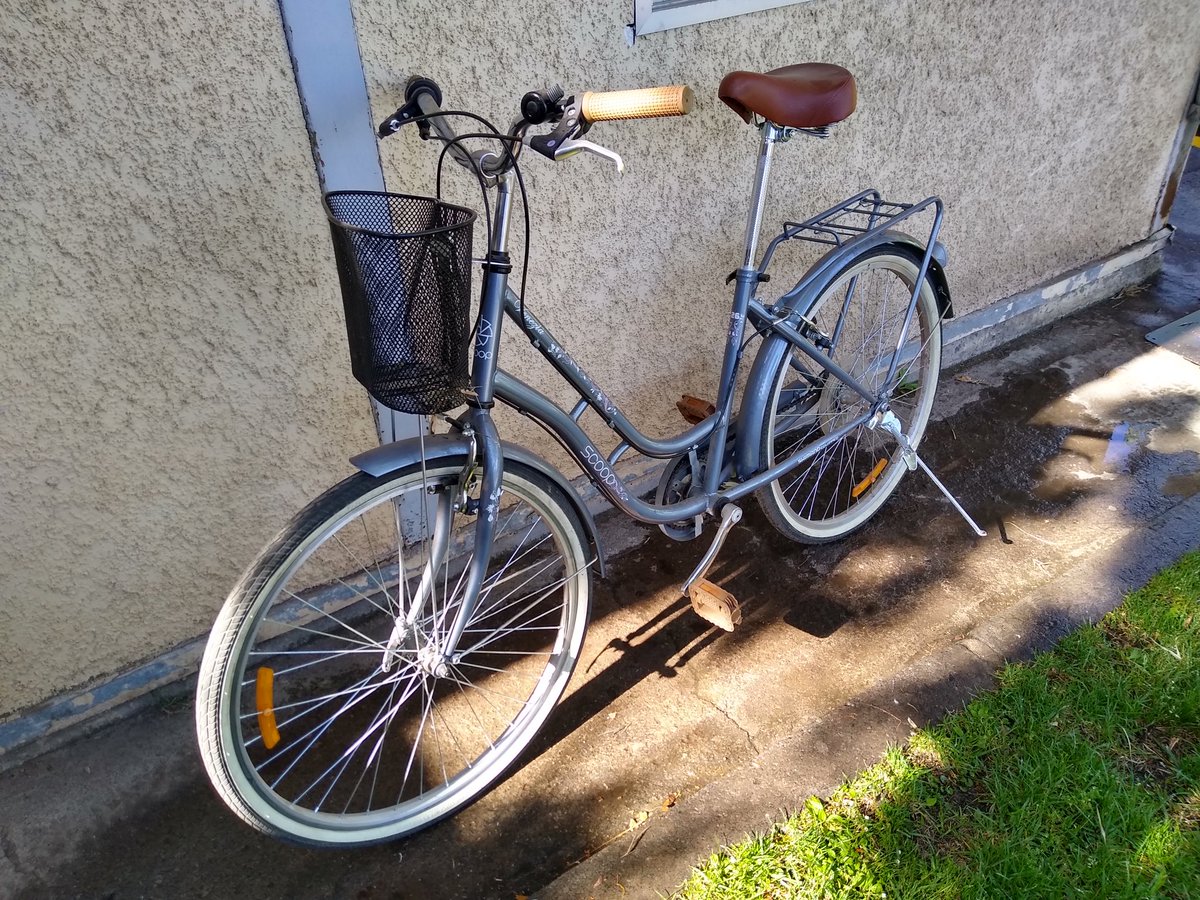 MuniLaReina's tweet photo. ATENCION VECINOS Y VECINAS

La 16 Comisaría de La Reina encontró esta bicicleta, tipo paseo, en la vía pública.

Si es tuya o conoces a su dueño o dueña favor nos escribes a atencionvecinos@mlareina.cl 🙏🏽

Entre todos nos ayudamos 👍🏽 https://t.co/6KuK1tIdOO