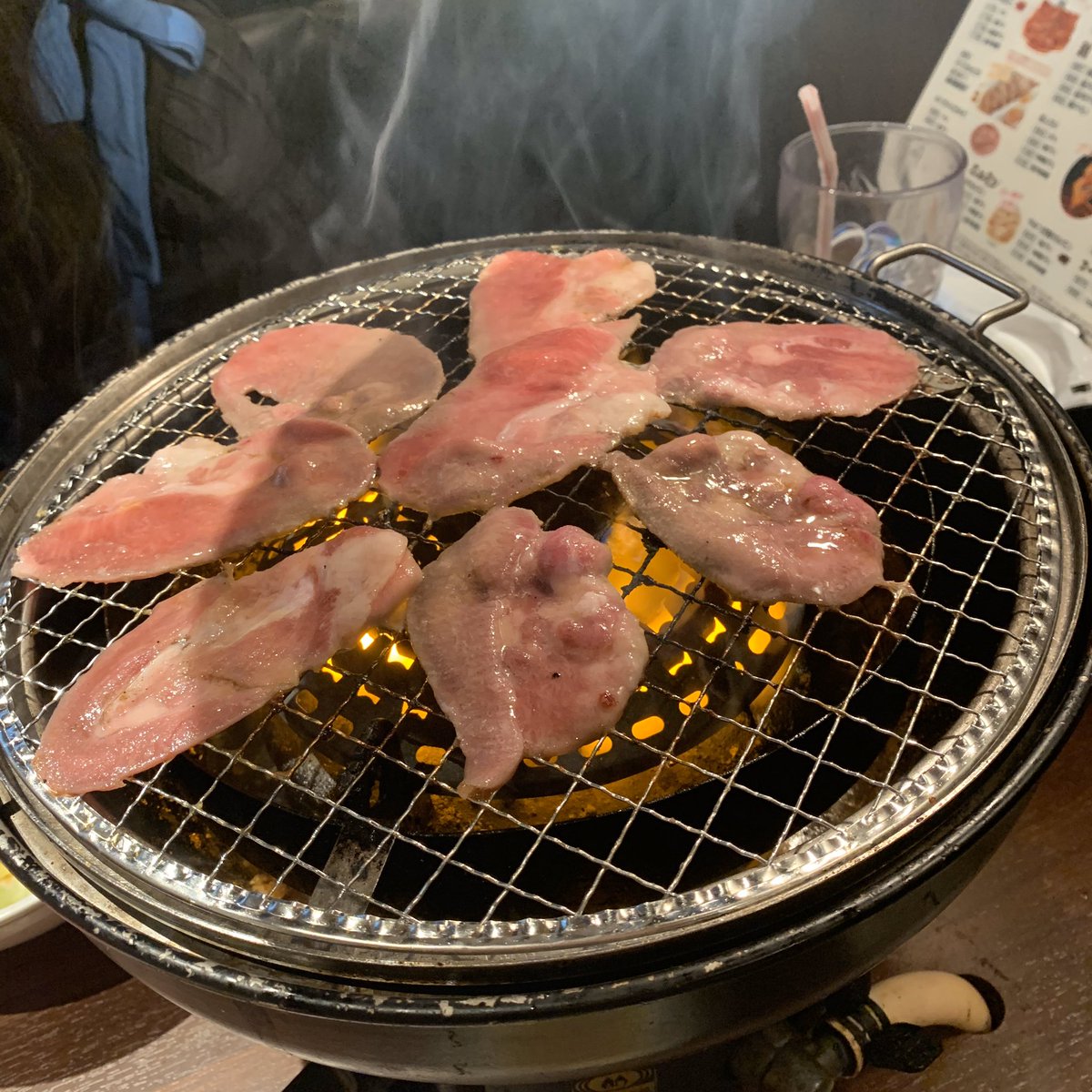 rankin1027's tweet photo. 十ヶ月ぶりに会った仲間と焼肉を食べた
(肉だけ食べても太らないよ(´º∀︎º｀) https://t.co/aKYs8hWEbk