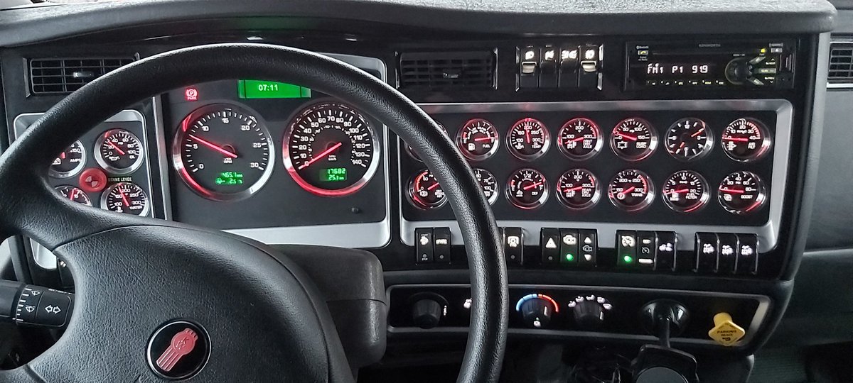 99Gretz99's tweet photo. Nouveau bureau pour un boutte, pu besoin de me geler à graisser des machines pis nettoyer des tractions, y'a du bon dans toute 🤷♂️😜 #JobProblem Kenworth c'est la coche 👌💪 https://t.co/MHE8EesLnZ
