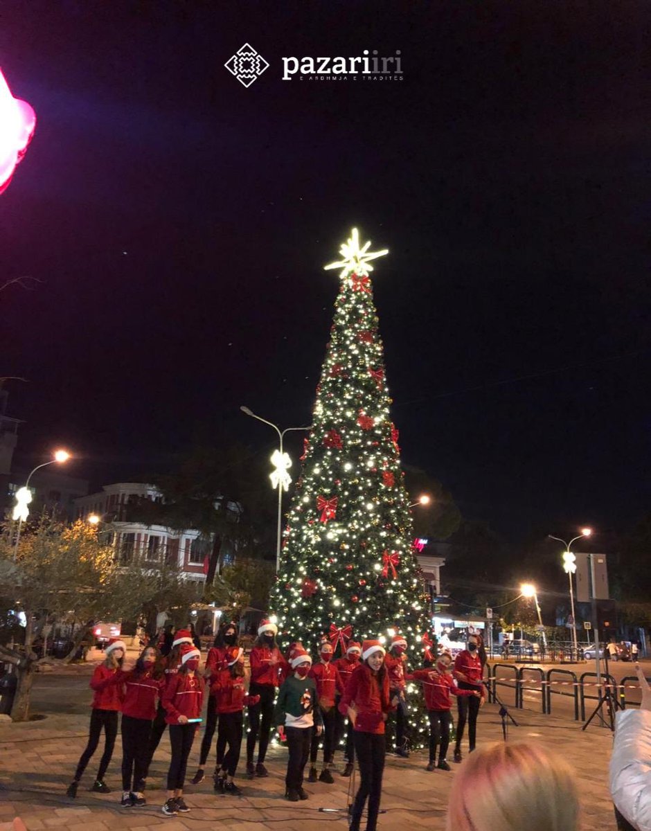 PazariR's tweet photo. Dritat vezulluese të festave u ndezën mbrëmë edhe te Pazari i Ri 🎄🎅

✨✨✨
Tir❤️na

#pazariritirane #pazariiri #TIDTIRANA #tourismimprovementdistrict #cristmastree #tirana100 https://t.co/PMzAslnDx4