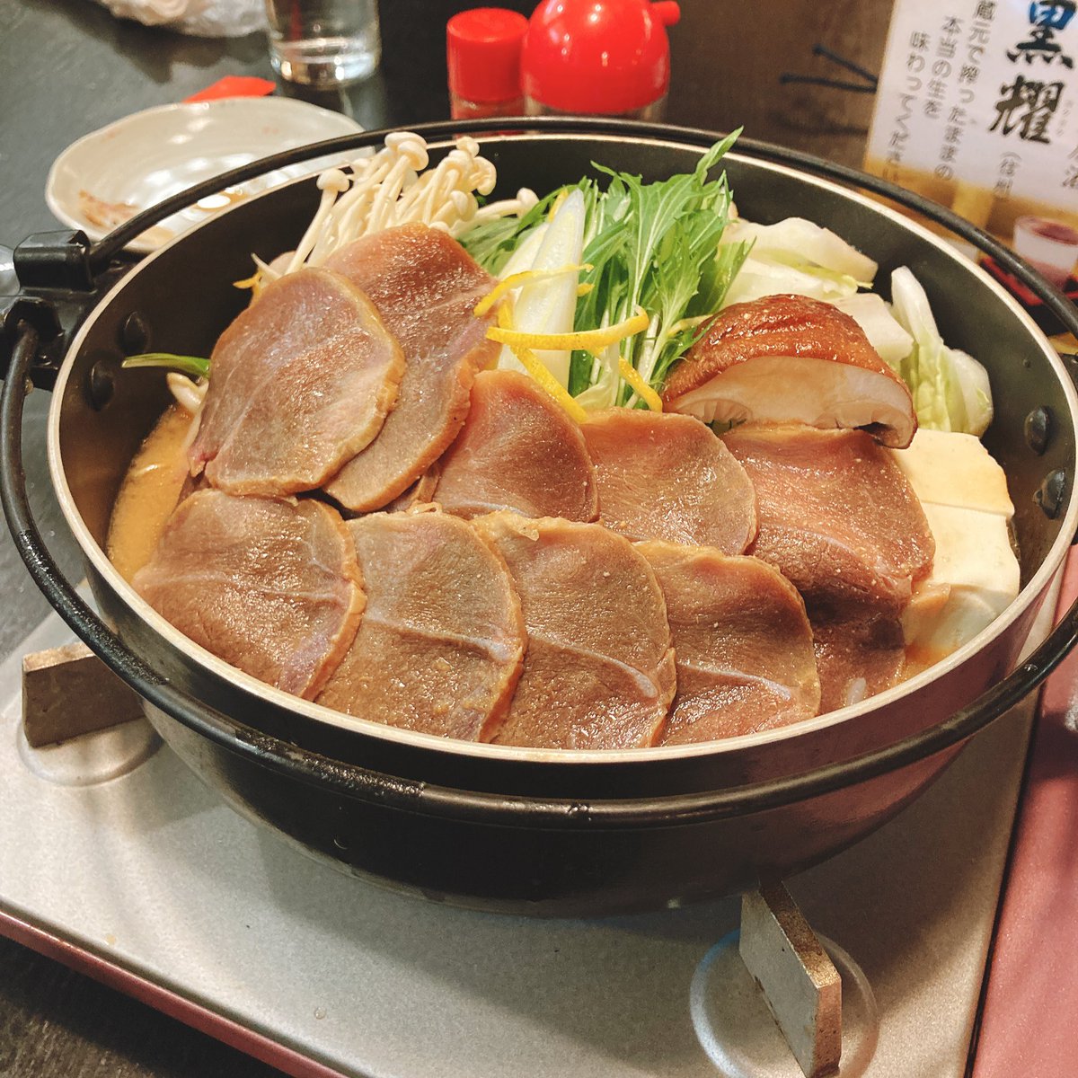 ぼたん鍋のすき焼き食べた すき焼きすきじゃないんだけどみそ風味だから美味しく食べ ねこぜのイラスト