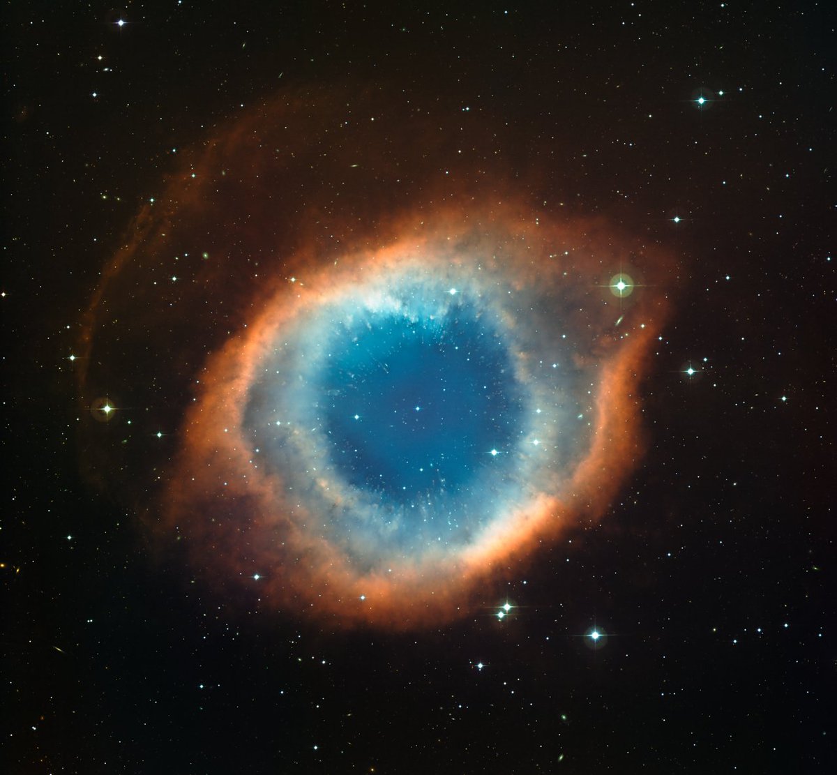 meninasnomast's tweet photo. Essa imagem de tirar o fôlego da Nebulosa da Hélice foi criada a partir de dados obtidos com o instrumento Wide Field Imager (WFI), uma câmera montada no telescópio Max-Planck Society/ESO. https://t.co/DbtrUOWjf1