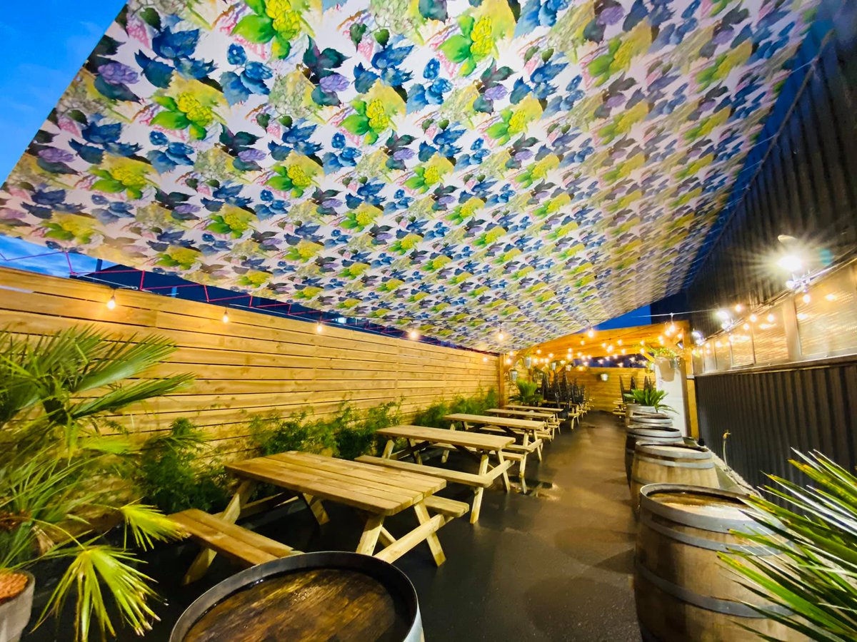 Réalisation d’une #toile « houblonnée » pour couvrir la jolie #terrasse du LENOX Pub 🍻 Cette bâche de 6 x 5 mètres avec fixation par œillets fait office de toit pour la terrasse de ce PUB Carquefolien. Idéal pour accueillir les #clients (dès que possible😉) en extérieur !