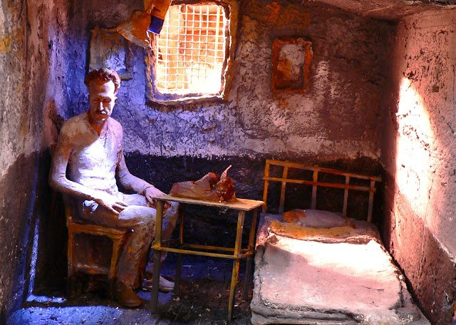 mapusanelerde ışığıydı hürriyetimin
ekmeğimin katığıydı sürgünde
her biten akşamdaydı, her başlayan günde:
ulu kurtuluş düşü memleketimin..

Nâzım Hikmet (Heykeltıraş: Çağdaş Erçelik)