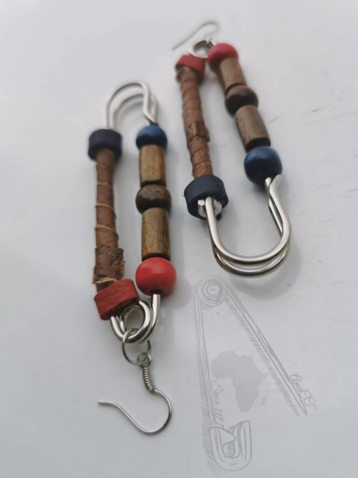 vmvcc_sv's tweet photo. 🇿🇦

...you can't go wrong with a pair of earrings from AmaCC™

Prices from R175.00 a pair incl. delivery 🛒

Follow 🔗 to view our catalogue on: https://t.co/wGoDs5CNto 

#tuesdayvibe
#BetterTogether

Afrikaans • Apartheid • South Africa https://t.co/YeCbmNrPAm