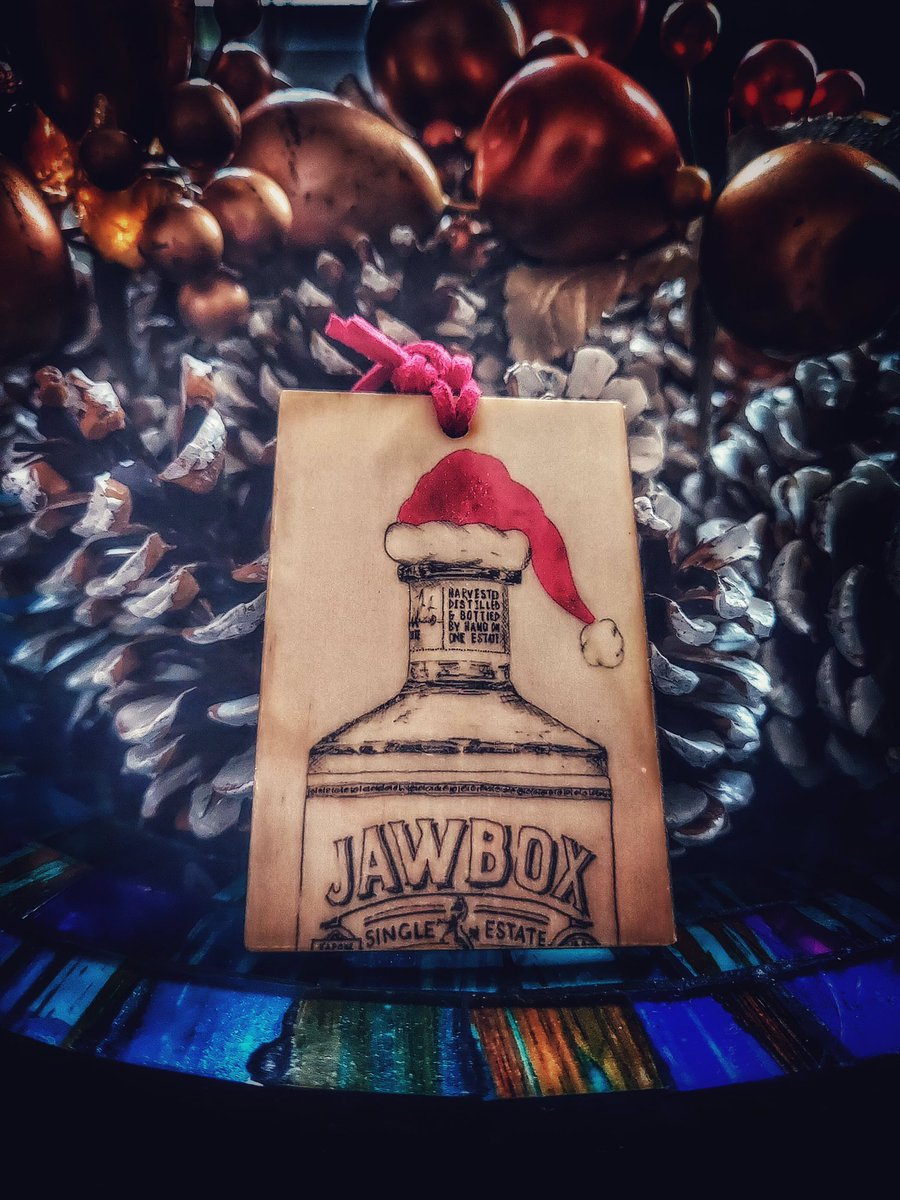 JawboxGerry's tweet photo. Absolutely Loving These Hand Crafted Wooden #JawboxGin Bottle Tags / Tree Decorations From Local Artist  @WhiteChalkLove Will Make A Gin-Tastic Stocking Filler, Or That Very Special Final Touch To That Bottle Of @JawboxGin You’re Giving.
#supportsmallbusiness #supportlocal #gin https://t.co/dlQSaHYvfh