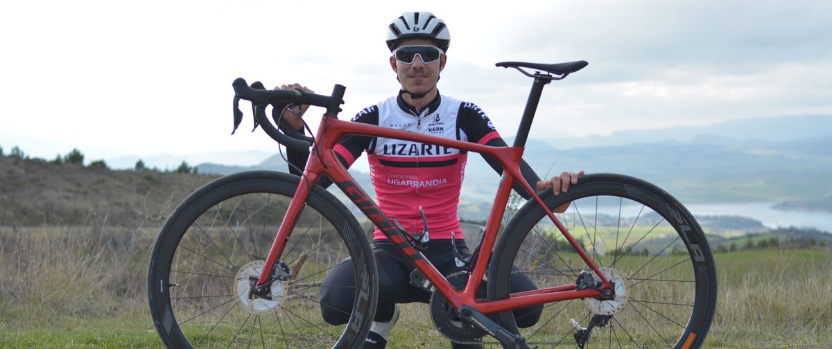 🚣‍♂️ Álex Jaime <a href="/AlexJaimee98/">Alex Jaime</a> (1998, Sarrià de Ter – Girona)
🚴‍♂️ 35 top10 como sub23
🏆 Campeón de Catalunya CRI
🎙 "Necesitábamos un ciclista de su perfil: habilidoso, poderoso en el llano y contra el aire, astuto para colocarse en el pelotón…" [<a href="/Oroz1/">Juanjo Oroz</a>]
📲 equipokernpharma.com/actualidad/fic…