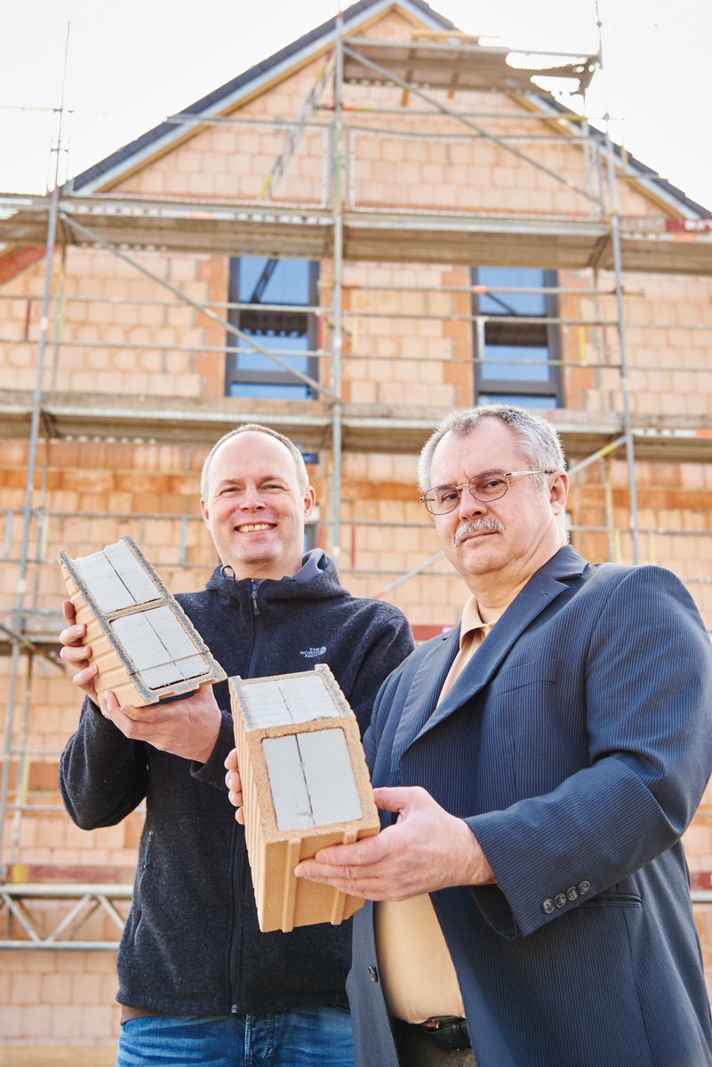 calostat's tweet photo. Wir sind stolzer Finalist beim Perpetuum #Energieeffizienz-Preis 🏆 mit #Energiespeicherhäuser|n in #Herzogenaurach. Ein gemeinsames Projekt von @Evonik_DE mit #CALOSTAT und des #EnergieCampusNürnberg der @TH_Nuernberg.
Daumen drücken!🤞 https://t.co/jAFBsSx2hl