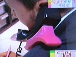 以前、昭和の番組を見て「黒電話の受話器を両手で持ってる！」って驚い 