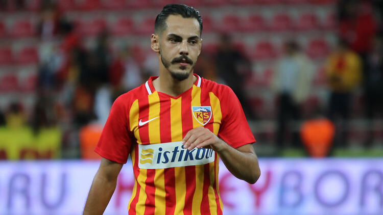 Kayserises's tweet photo. Galatasaray deplasmanında
10 kişiyle
bir puan aldık.
İki sakat verdik. 
Geçmiş olsun. 
Tebrikler 
@KayserisporFK https://t.co/XcXhVVTvkp