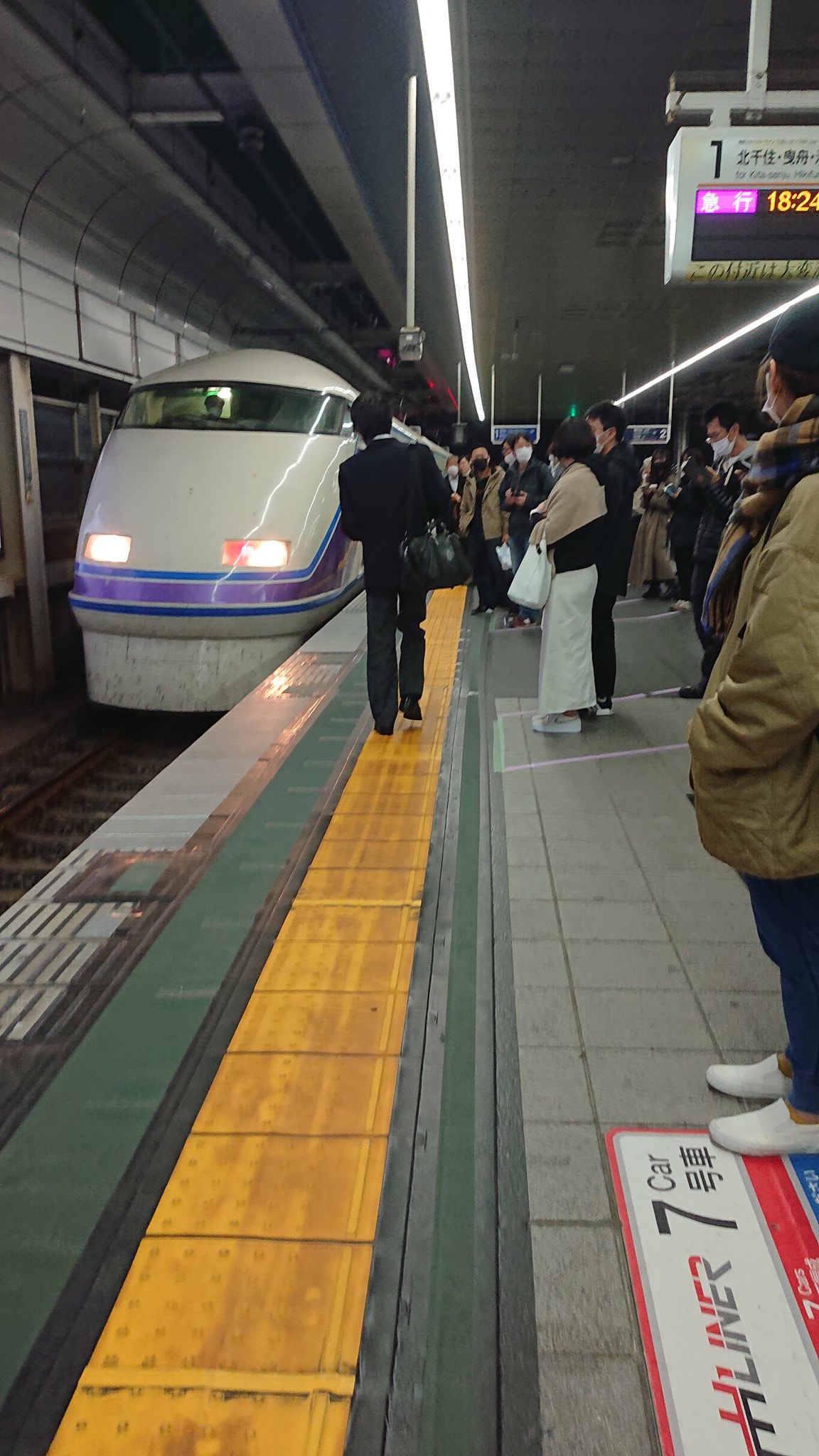 新越谷駅の人身事故の当該列車の画像