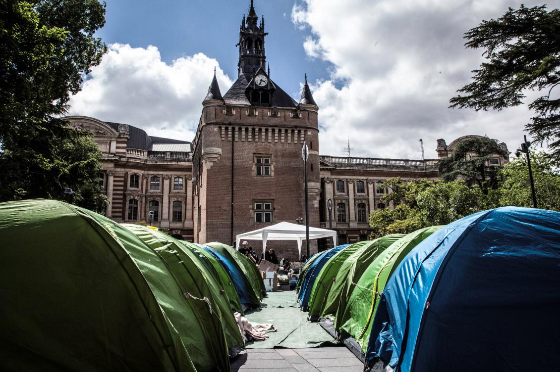 FraPiquemal's tweet photo. En 2012 et 2016 à #Toulouse nous avons connu la répression policière sur des campements du DAL.  
Néanmoins le niveau de violence place de la #Republique n'avait pas été atteint. 
Pensées aux victimes de cette soirée indigne. 
Inquiet pour les droits humains dans notre pays. https://t.co/oJp0Alxgx1