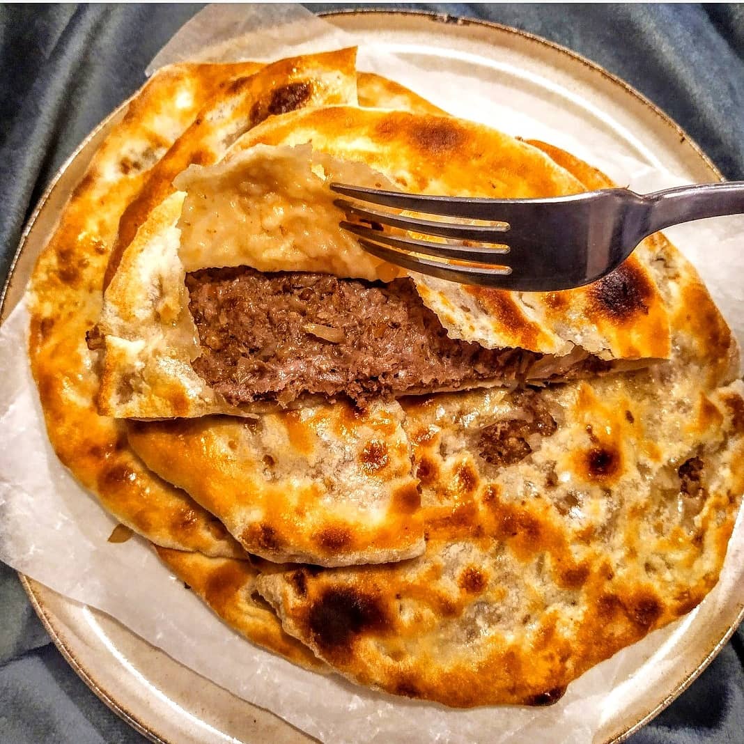 rozi_h14's tweet photo. Lahori Keema Naan!

Denna rätt består av det klassiska pakistanska brödet "Naan", fast nu är det fullt med köttfärs! Köttfärsen tillsammans med brödet bidrar till en jättegod och saftig måltid! Rätten uppskattas av alla! Äts oftast med en myntasås!😋
#Cooking #lunch #recipe https://t.co/hIIW74dm0N