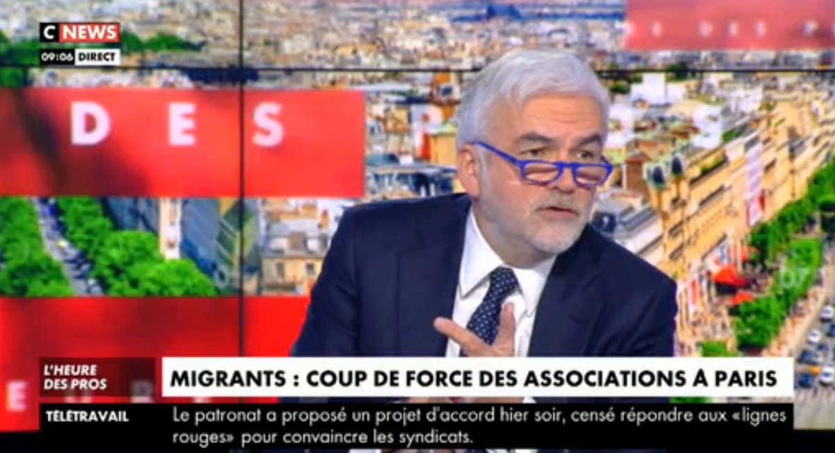 Pascal Praud sur CNews : “Vous avez des migrants qui ne veulent pas aller à l’endroit où on souhaite qu’ils aillent.” Ah bon ? Lequel ? “Ils sont instrumentalisés par toute l’ultragauche, par Mr Coquerel, la France insoumise…”