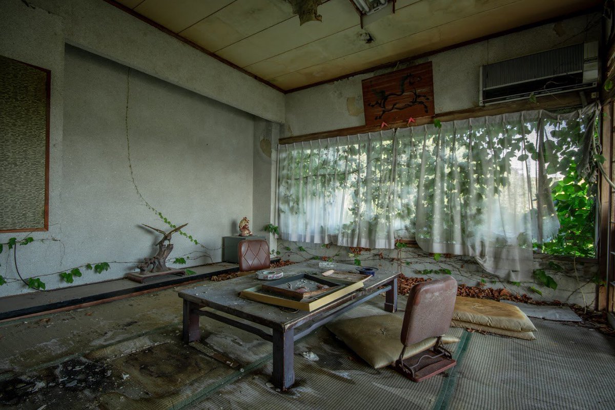 えぬびい 廃墟とは 作るは難し壊すは易し という言葉への反逆者である 人為ではなく自然によるゆったりと した偶発的な破壊がもたらすその成果物には危うく妖しい美しさが秘められていて 二度と同じものは再現出来ぬ一過性の貴重で希少な造形物なのだから