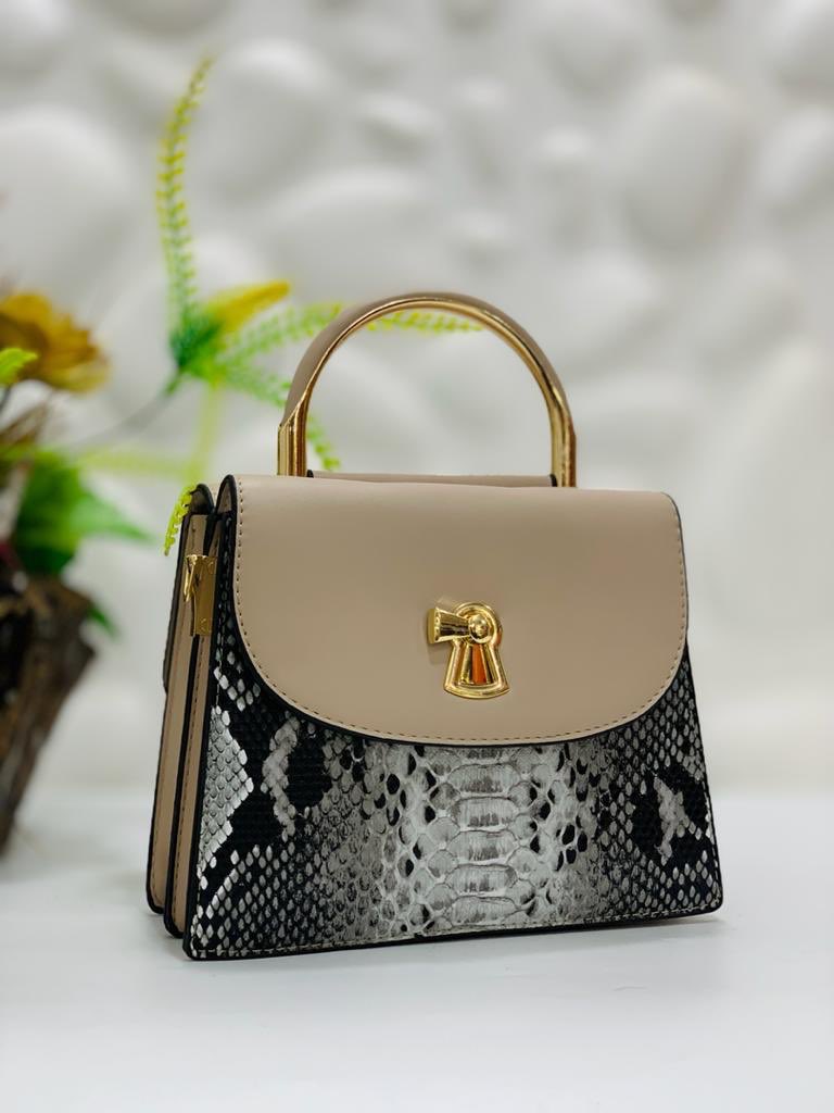 chrissy_bags's tweet image. Bag Available🤩
Price:6000naira
Delivery Nationwide✅
 To order send us a dm or WhatsApp us 09017914171

#tuesdayvibe #tuesdaymotivations #hg2talks Toke Gowon central bank obasanjo waspapping #BlackFriday #HG2GiveAways Nigeria #UnpredictableErica