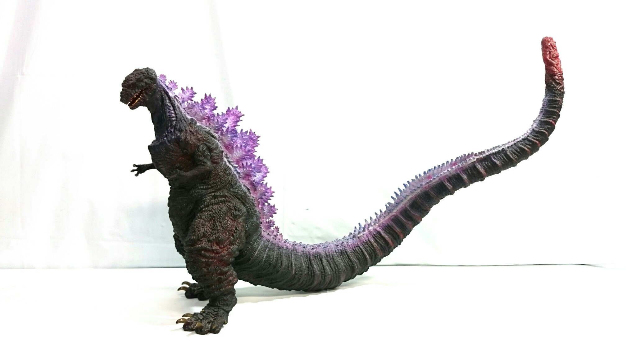 O Xrhsths 大阪日本橋ジャングル Jungle Sto Twitter とるパカ シン ゴジラ ビッグソフビフィギュア 熱線放射ver 賞 箱なし現状品で入荷しました 結構な大きさです 体のデコボコや細部の造形に背びれから尾の紫の単色じゃなくて青とかも混ざっててこうふわーって