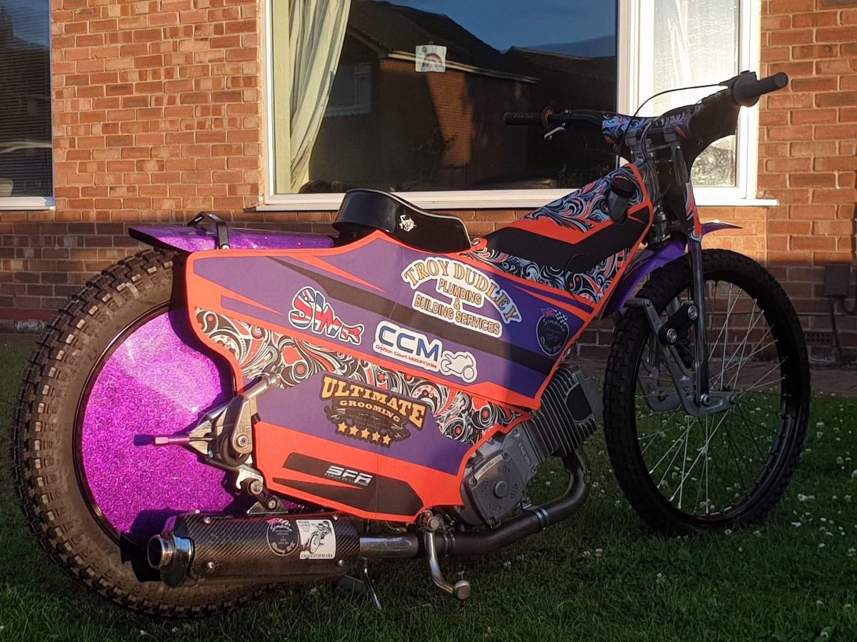 MildenhallFT's tweet photo. Elliot Kelly's bike giving us a bright start to our Tuesday morning 😎 😎 

#MildenhallFenTigers #MildenhallSpeedway #Mildenhall #Speedway #SpeedwayFans #ElliotKelly #FenTigers #YourTeam https://t.co/v75wJsdi6z