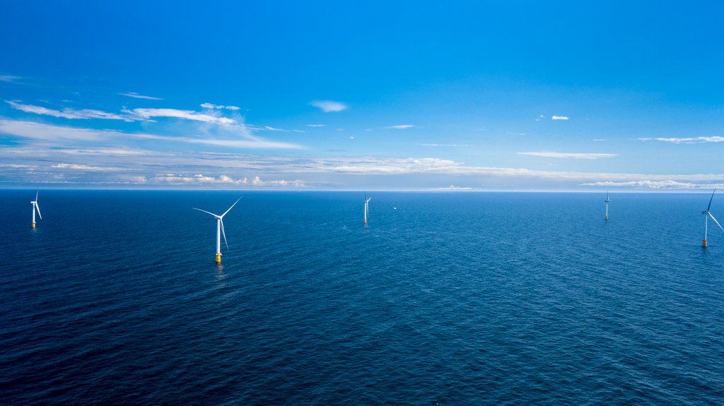 Next up in the  #WindWorldCup, two pioneering wind farms in Scotland. Hywind Scotland - the world's first commercial  #floatingwind farm.  Its 5 floating turbines generate up to 30 megawatts of power.Hywind Scotland is up against its Aberdeenshire neighbour...