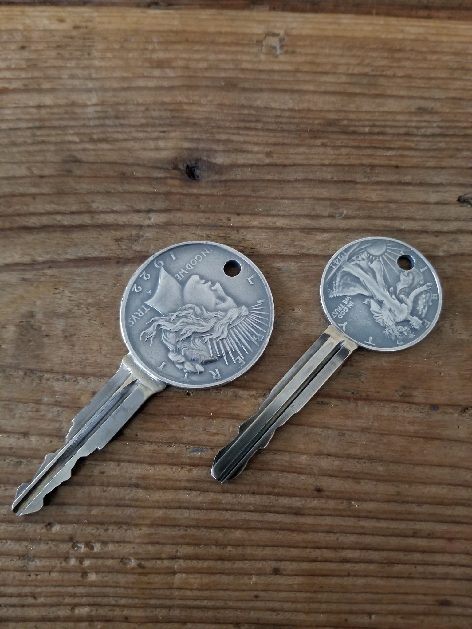 Twitter 上的 Ahd Asanohempdesign カスタムキー お客様から鍵をお預かりして 持ち手部分にコインをロウ付けしてカスタムキーを作成させていただきました 左がピースダラー 右がウォーキングリバティーです なかなかいい感じ アメリカ 銀貨 自由の女神