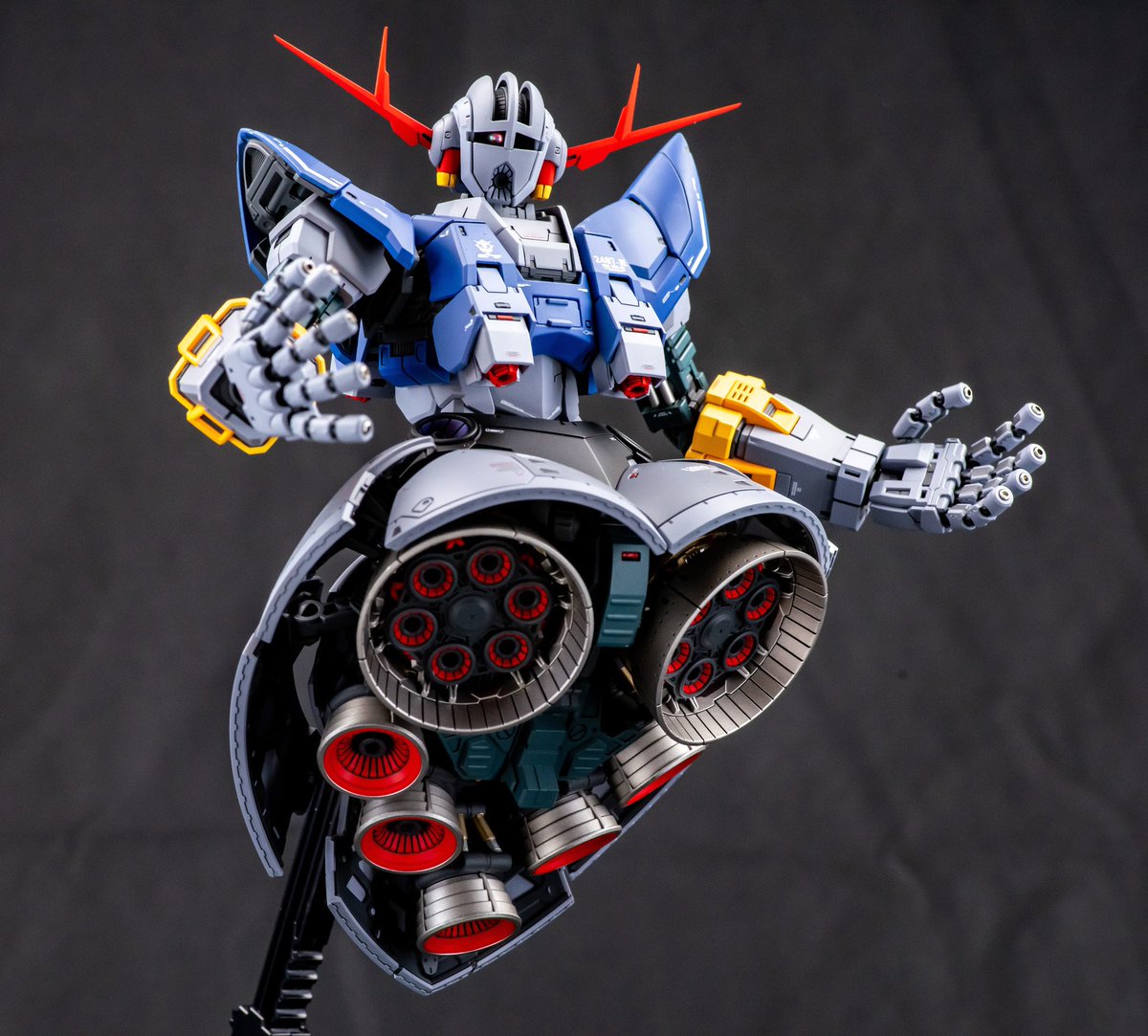 すとらいぷす 出前ガン完成 つづき 背中とか黒背景とか パーツ分けもカッコイイし 基本的に何も手を入れんでも最高です 私はお腹と首に周りに少し筋彫り追加してます