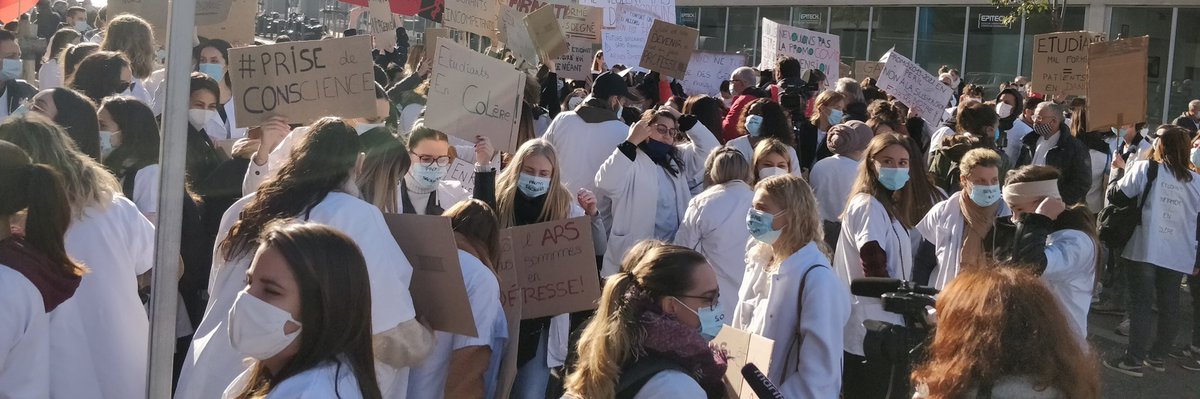 Aurelien_IVARS's tweet photo. #jesoigneraidemain | Des infirmiers mal formés se sont des #patients en danger! 

Aujourd'hui c.est devant @ARSPaca que les #ESI expriment leur mécontentement ! Il est encore temps de changer les choses ! https://t.co/TzhgLydUfS