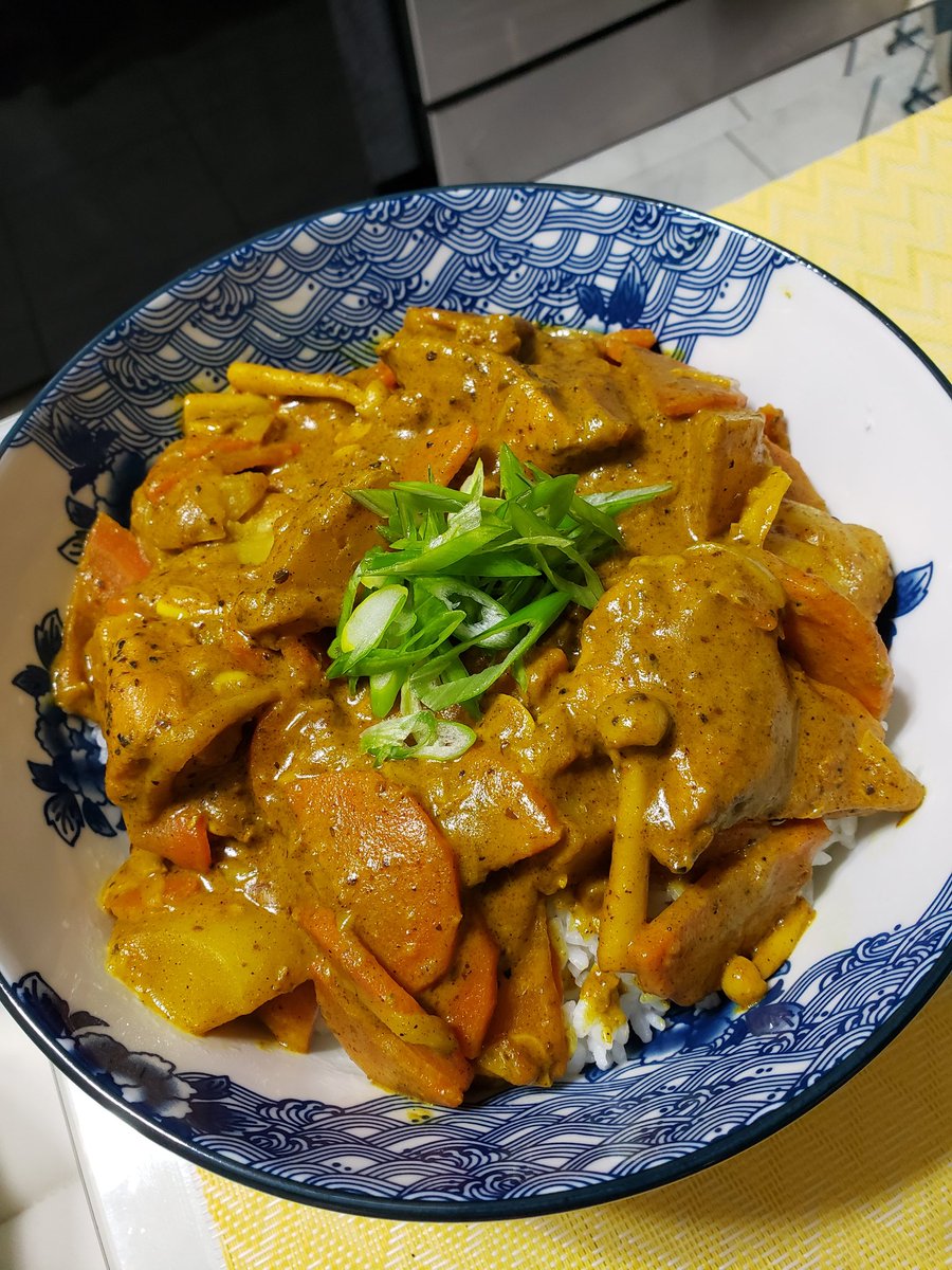 icepheonix5's tweet photo. Two recipes I came up with on the spot. First is a chicken and tomato sauce udon with mixed veggies and an egg. Second is a chicken curry over rice with my own custom blend of spices. #cheffingitup #foodporn https://t.co/bX3IkIKBIy