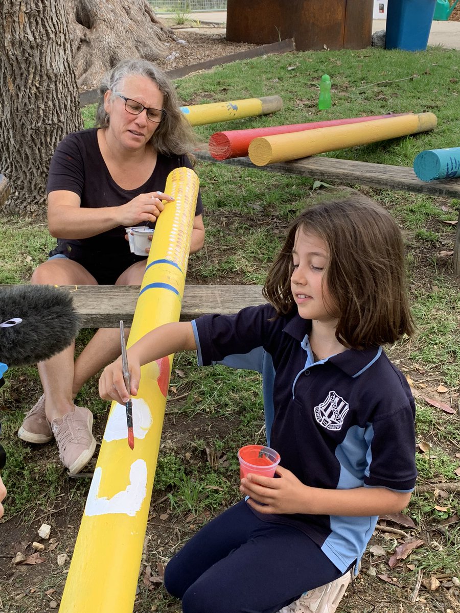 Dawe4Peter's tweet photo. Today students from #CobargoPS planted over 150 plants in the new #INDIGENOUS #garden while working with local artists to decorate #totempoles to enhance the space #ABC were there to capture the day which has been created for #InternationalYearOfPlantHealth @RBGSydney https://t.co/4lh0BsDBRW