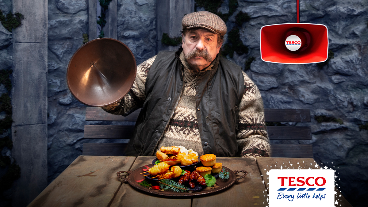 imacelebrity's tweet photo. After the year we’re all having, @Tesco says there is no naughty list, even if you’ve been grumpy with the Campmates. So go on, Kiosk Cledwyn, tuck in to some tasty treats… #TescoNoNaughtyList #Ad #ImACeleb https://t.co/FFaQCzIHZI