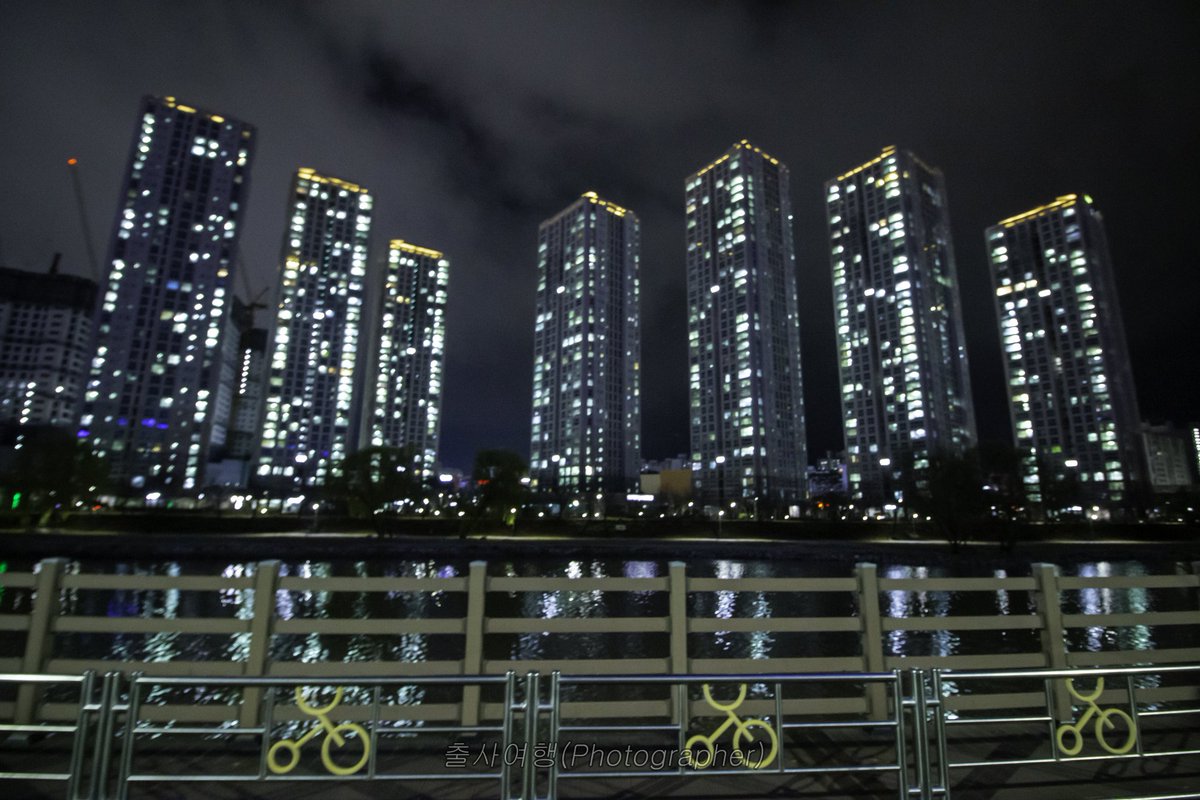 E66iJeon's tweet photo. The night view is an apartment. https://t.co/onOCg0HVJn
