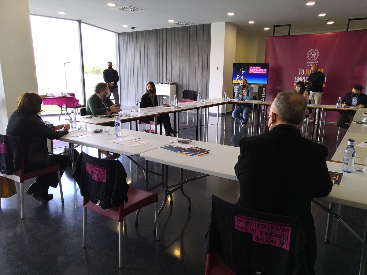 UCC_UHU's tweet photo. En este encuentro con la prensa los investigadores nos presentan los proyectos europeos que hay tras algunos de los talleres de la #nightspain, entre los que se encuentran @ktt_sea y @ALGARED_PROJECT https://t.co/1FzXzeNfPR