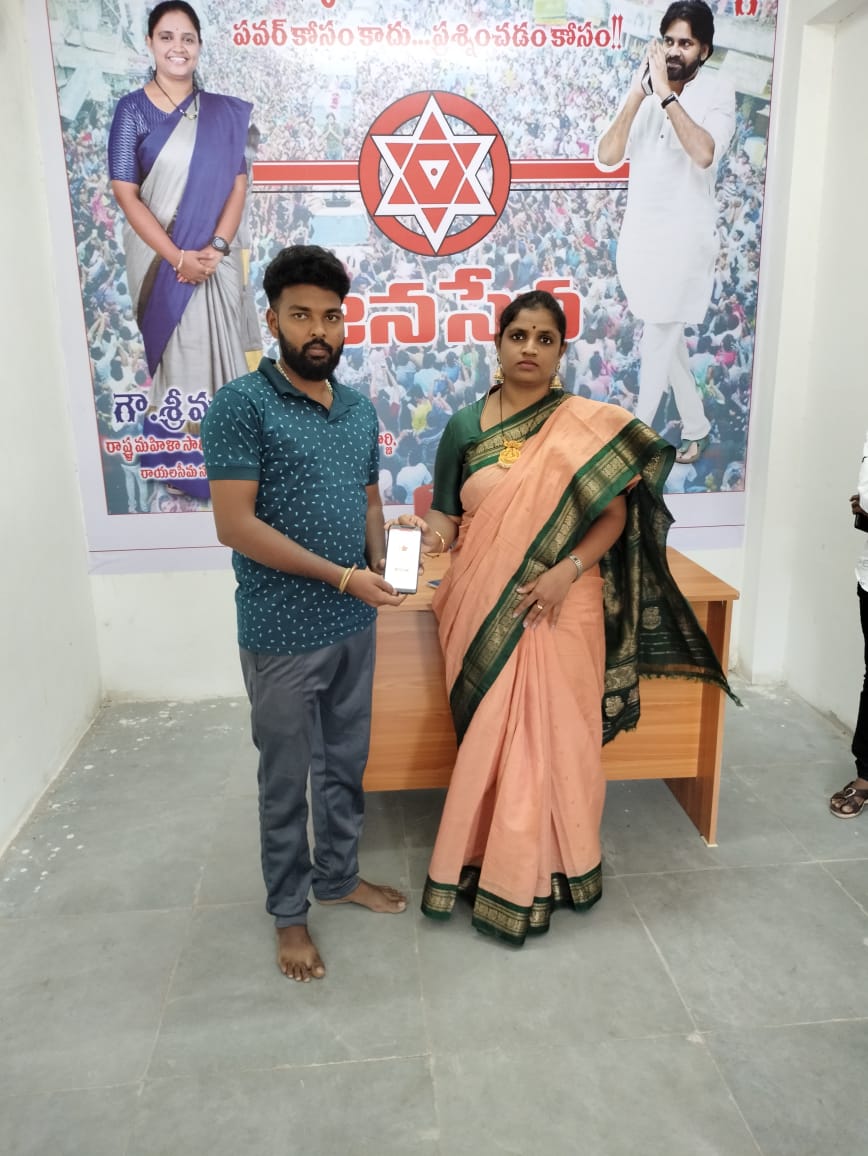 JSPRekhaJavaji's tweet photo. @JanaSenaParty అధినేత శ్రీ @PawanKalyan గారి ఆదేశాల మేరకు ఈ రోజు కర్నూల్ జిల్లా ఎమ్మిగనూరు నియోజకవర్గంలోని జనసేన పార్టీ కార్యాలయంలో జనసేన క్రియాశీలక సభ్యత్వం నమోదు కార్యక్రమం ప్రారంభించడం జరిగింది.

@mnadendla @NagaBabuOffl https://t.co/s33PJwuYsi
