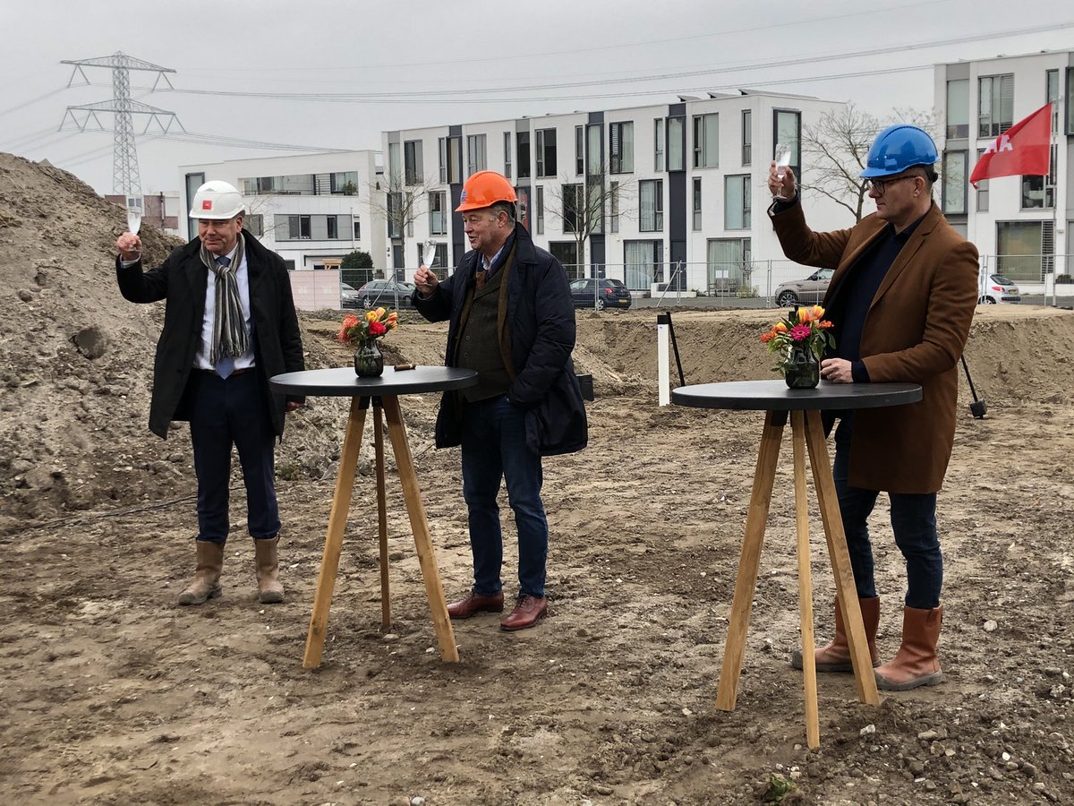 De start is officieel een feit! De heren van <a href="/vanOMMEdeGROOT/">Van Omme & De Groot</a> @inspiringspace en <a href="/Lithos4/">Lithos</a> slaan een symbolische paal en toosten op een voorspoedige bouw 🥂