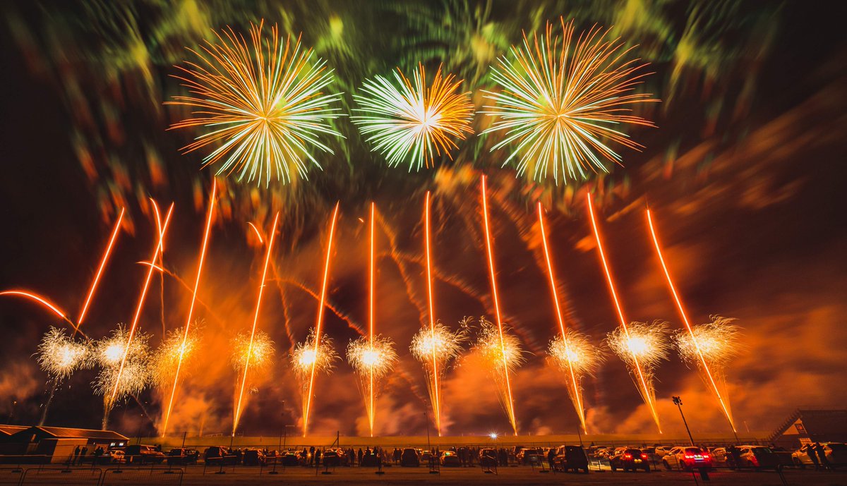 TitaniumFwks's tweet photo. For those of you asking for a direct link to the full video of the DriveIn event it can be found here:
https://t.co/4HaLLNCL3g
#Fireworks #FireworksDisplay @SantaPodRaceway #Pyromusical #FireworkPhotography #skyfullofcolours #pyrotechnics #pyromusical #pyrotechnician https://t.co/BS0iSGApmm