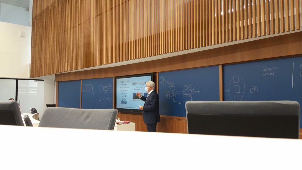 CEUAndalucia's tweet photo. Continúan las sesiones del segundo curso del Excellence Program IV en CEU Andalucía➡️ A través de este programa de mentoring personalizado los alumnos mejoran sus competencias profesionales https://t.co/jMgbenr9hA #excellenceprogram #talentoCEU #somosCEU #formacion #posgradoCEU https://t.co/gJ8F5FX8Pw