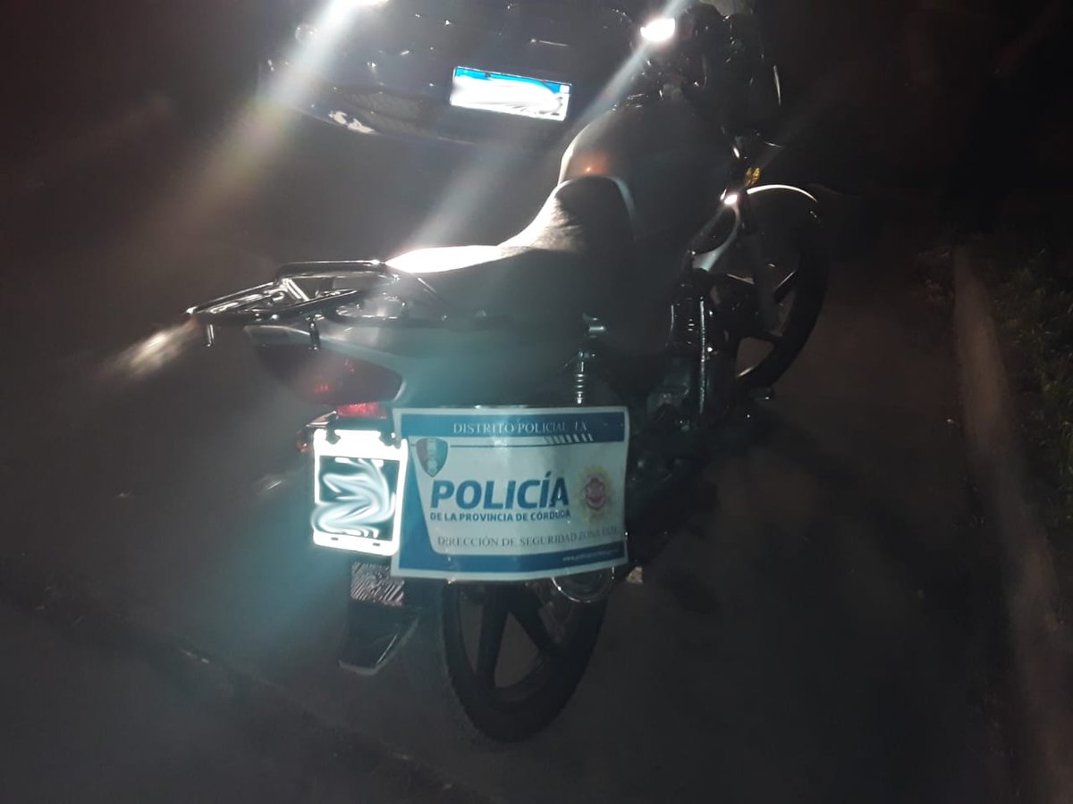 PoliciaCbaOf's tweet photo. #Control de una motocicleta marca Honda, con dos #Detenidos mayores de edad en Bº Alta Córdoba. Ellos fueron sorprendidos forzando la cerradura de un vehículo. Se logró el secuestro de tres ganzúas tipo T, una placa patente de automóvil, entre otros elementos. #CAPIX https://t.co/rhyj3aWuSb