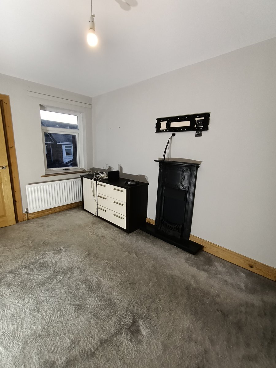 brooksdecor71's tweet image. Most recent work.
Ensuite ceiling was scraped, then coated with @ZinsserUK Peel Stop. Filled and then coated with  PermaWhite Matt.
Bedroom, Lounge, Staircase and Landing ceilings coated with Macpherson's Vinyl Matt with the walls all @JohnstonesTrade  Covaplus Matt.