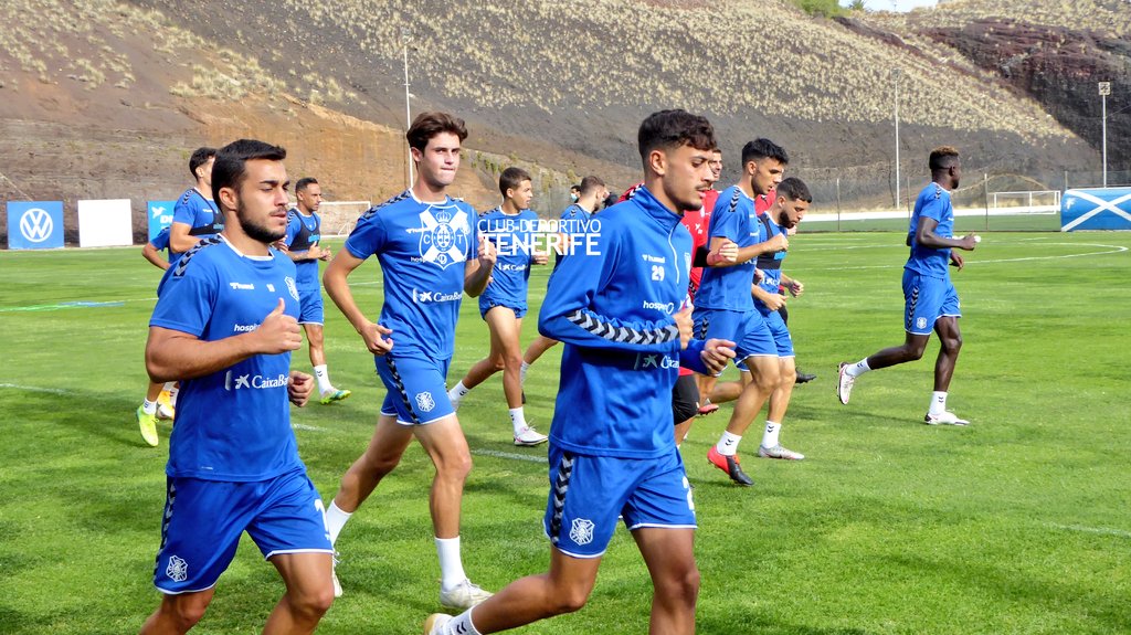 CDTOficial's tweet photo. 📷 Y con el primer equipo se ejercitan los canteranos #Dylan y #FélixAlonso. 

#CanteraCDT #AlmeríaTenerife #NuestraFuerzaEresTú https://t.co/8byZTwPlLY