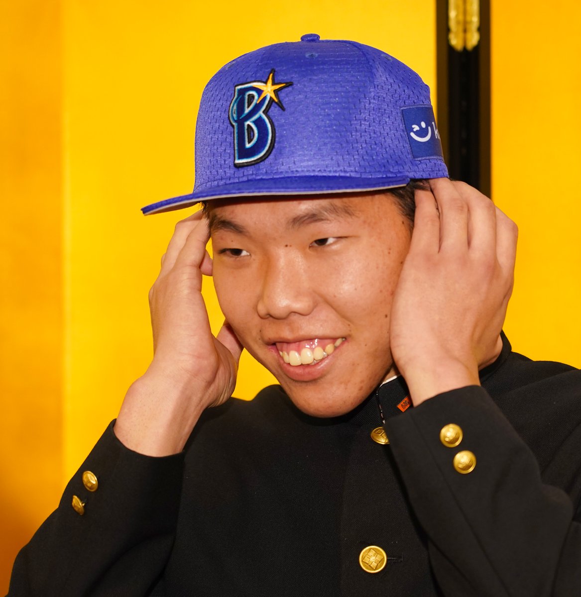 ベイスターズ情報 サンスポ ドラフト３位 松本隆之介 投手 契約金5000万 年俸560万円で仮契約 三浦大輔新監督の現役時代 テレビ越しに熱い視線を送っていた松本は 存在自体がかっこいい 尊敬するところしかない コントロールや気持ちの持ち方を聞いて