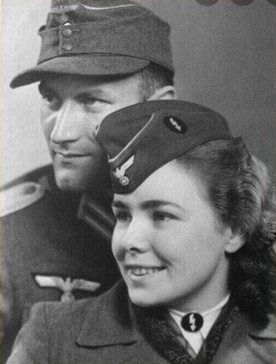 st4covid's tweet photo. @sinnamonaleks @wawa_1234567 @strajkkobiet Tak wyglądała uczestniczka strajku kobiet w 1944 r. Macie długa tradycje i potraficie to wykorzystać ... https://t.co/lra8abTNWi