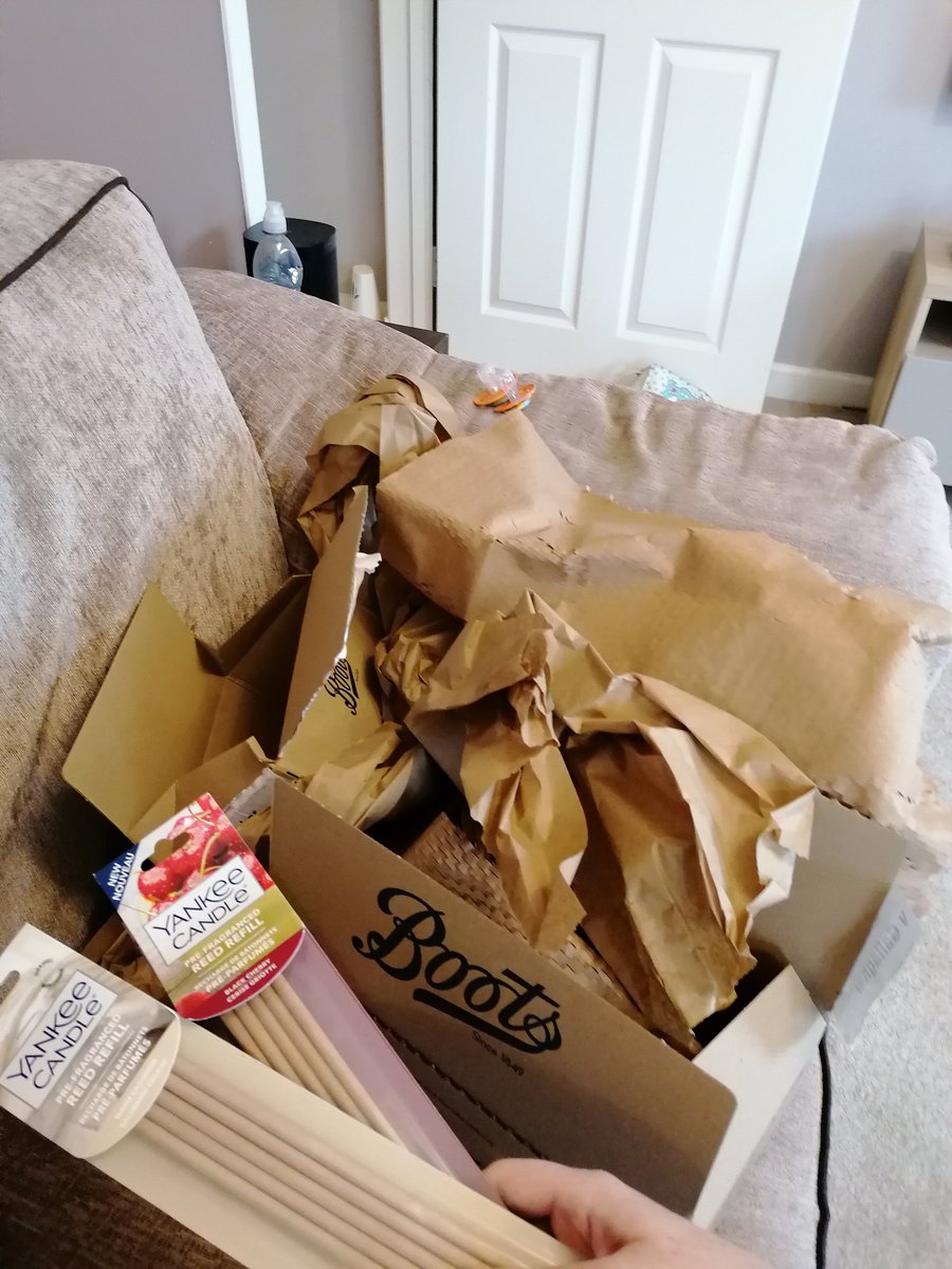 VicksyEG's tweet photo. @BootsUK I ordered 2 x packs of reeds. In 1 order.
This was the packaging you sent them in. 2 boxes and a load of paper https://t.co/b9xhIkm4m1