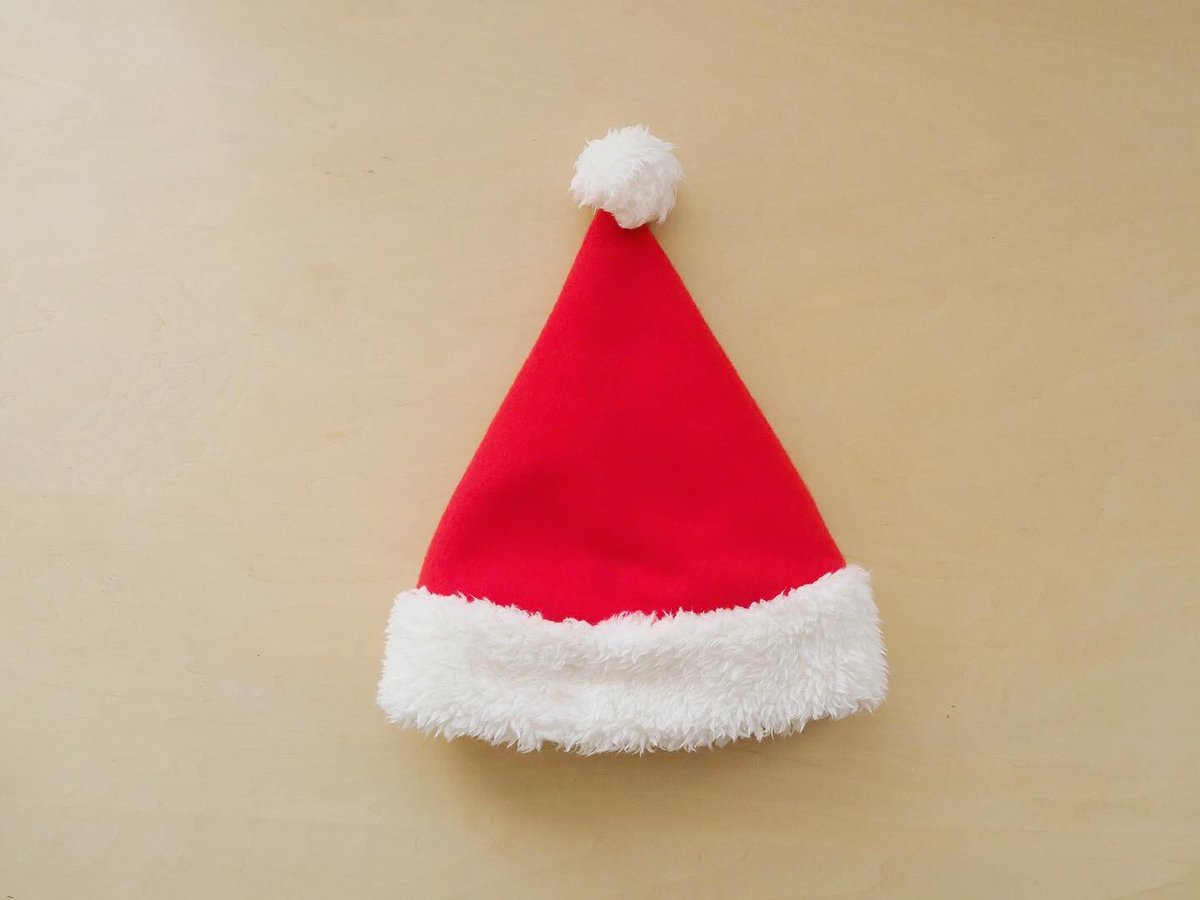 Nunocoto ヌノコト 手作りクリスマスグッズ サンタ帽 が欲しいな イメージ通りのが無いな 作るか といういつもの流れです せっかく型紙も作ったのでご紹介します この角度が 絶妙なのです 親子でどうぞ サンタ帽子の作り方https T Co