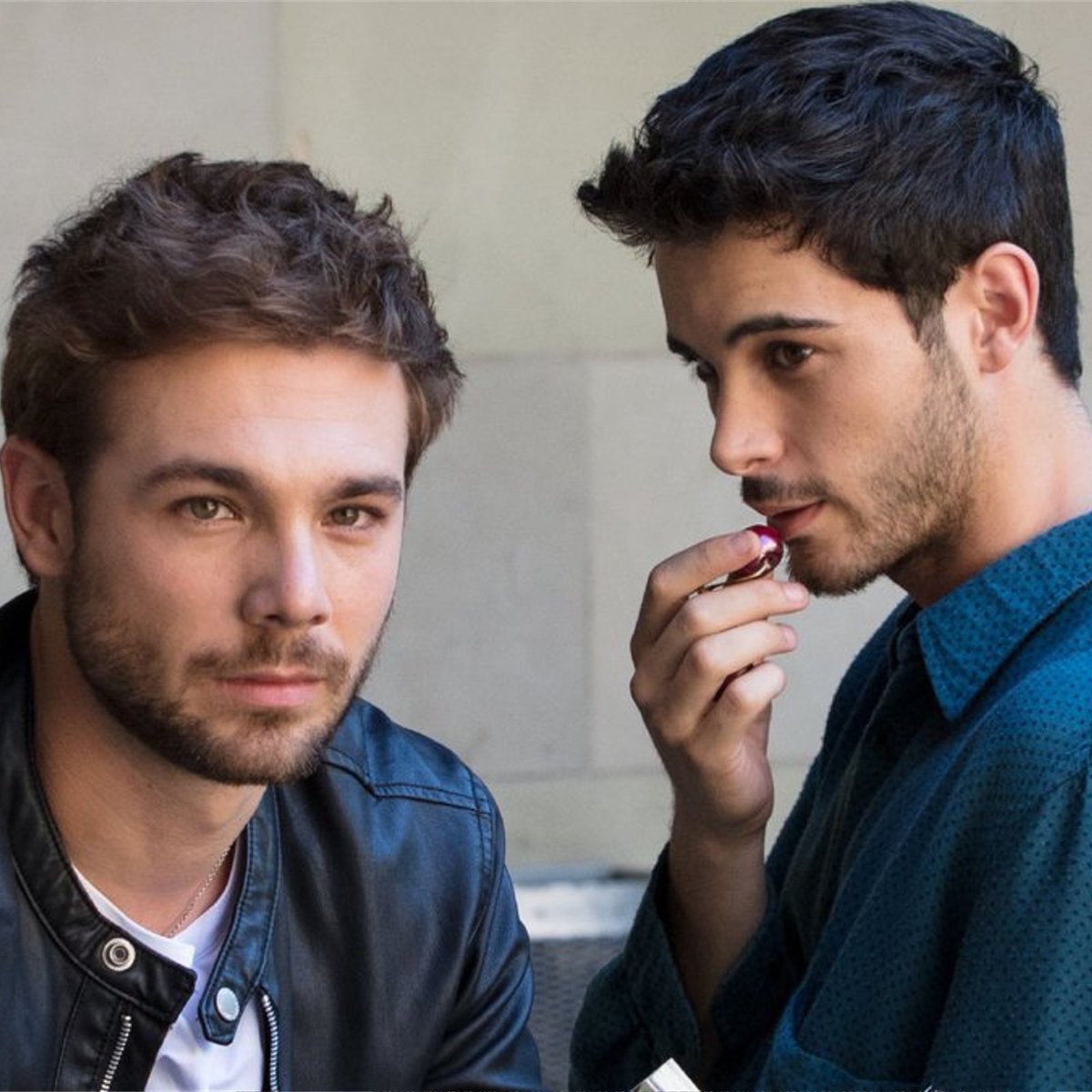 Bueno bueno bueno, ahora que estoy viendo Merlí tengo que añadir a la lista  a Carlos Cuevas y David Solans porque me duelen los ojos de verlos de lo  guapos que son.