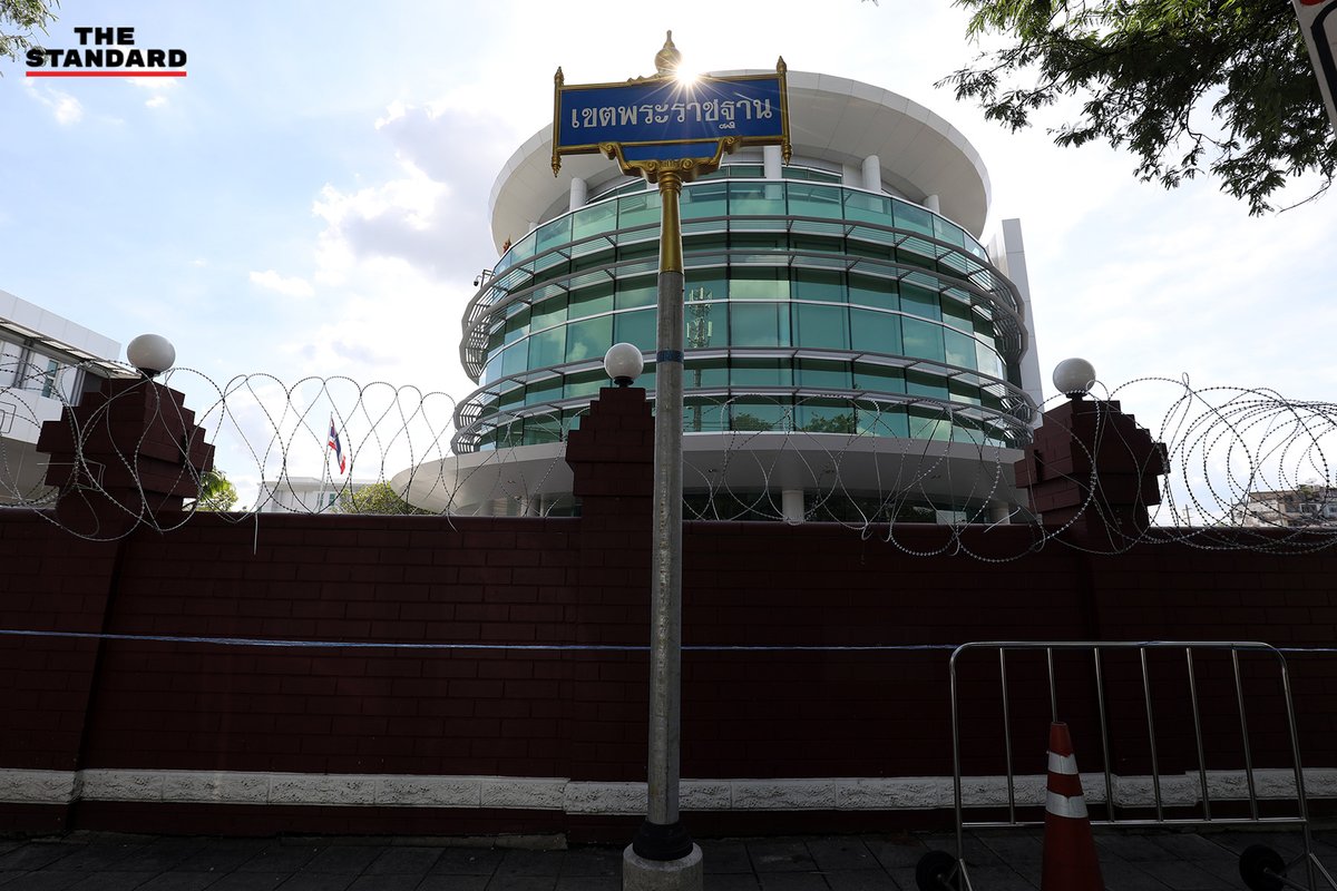 บริเวณแยกวังแดง สำนักงานทรัพย์สินพระมหากษัตริย์ เจ้าหน้าที่เสริมรั้วลวดหนาม ติดกล้อง-ขึงลวดหนาม-เตรียมตั้งแบริเออร์ ก่อน #ม็อบ25พฤศจิกา นัดหมายชุมนุมพรุ่งนี้
อ่านต่อที่ https://t.co/pROI3KKZ45
เรื่อง: THE STANDARD TEAM
ภาพ: ฐานิส สุดโต
#TheStandardPhoto
#TheStandardNews https://t.co/Yv2z3RxIX8