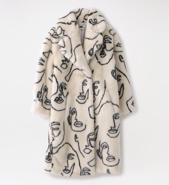 Licca_28's tweet image. 【#佐藤健 さんファッション】
＼🆕11/24更新 YouTube／

本日公開のカレンダーメイキング動画で
佐藤健さんが着用していたアイテム🧥

顔のイラストが印象的なファーコート✨
※レディース商品です

🔽詳細はこちら
fashion-express.hatenablog.jp/entry/satohtak…
#佐藤健YouTube #佐藤健カレンダー